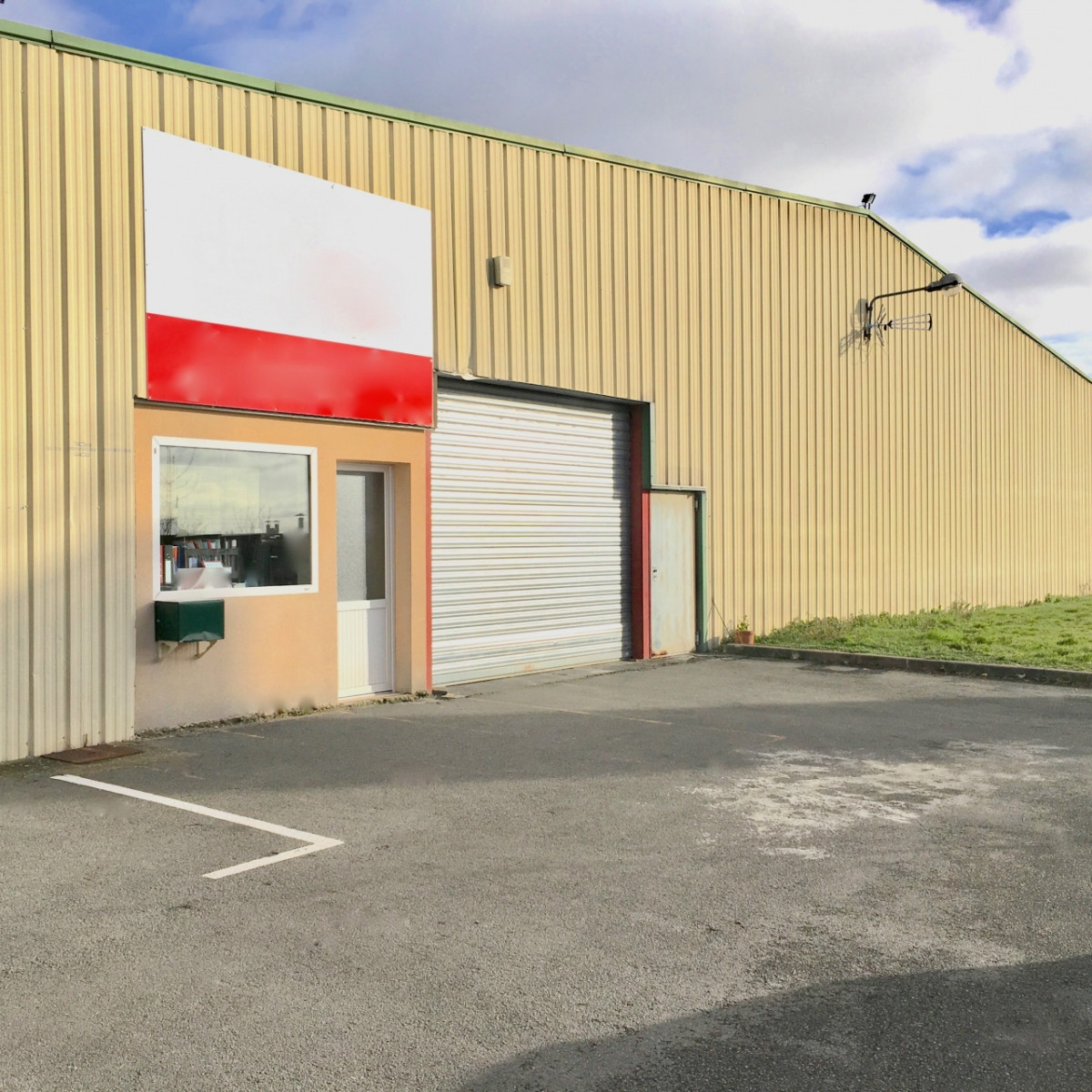 
                                                Location
                                                 Location / Achat local d'activités Amiens - 752 m² - Amiens Est