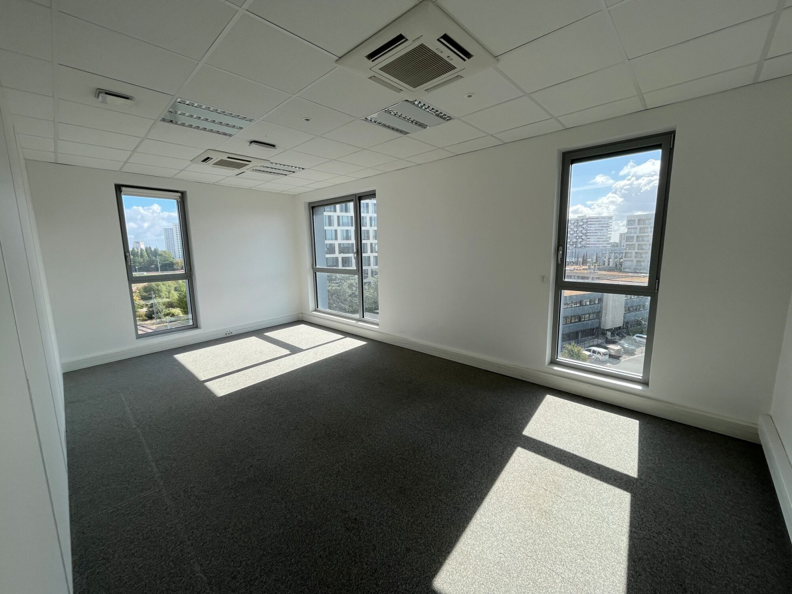 
                                                Location
                                                 Location Bureaux Nantes 44200