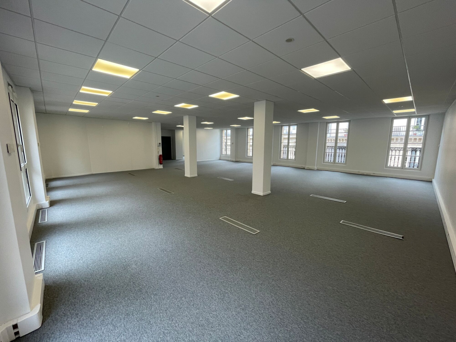 
                                                Location
                                                 Location Bureaux Paris 75008