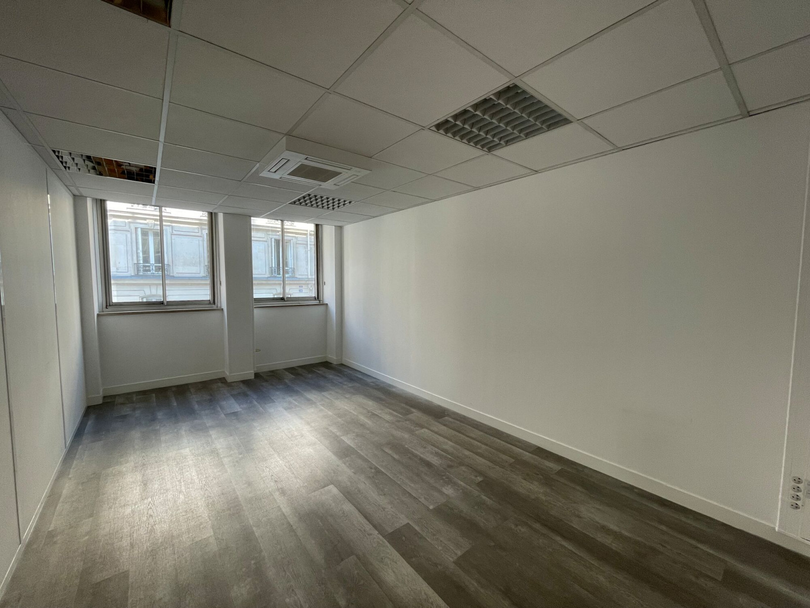 
                                                Location
                                                 Location Bureaux Paris 75008