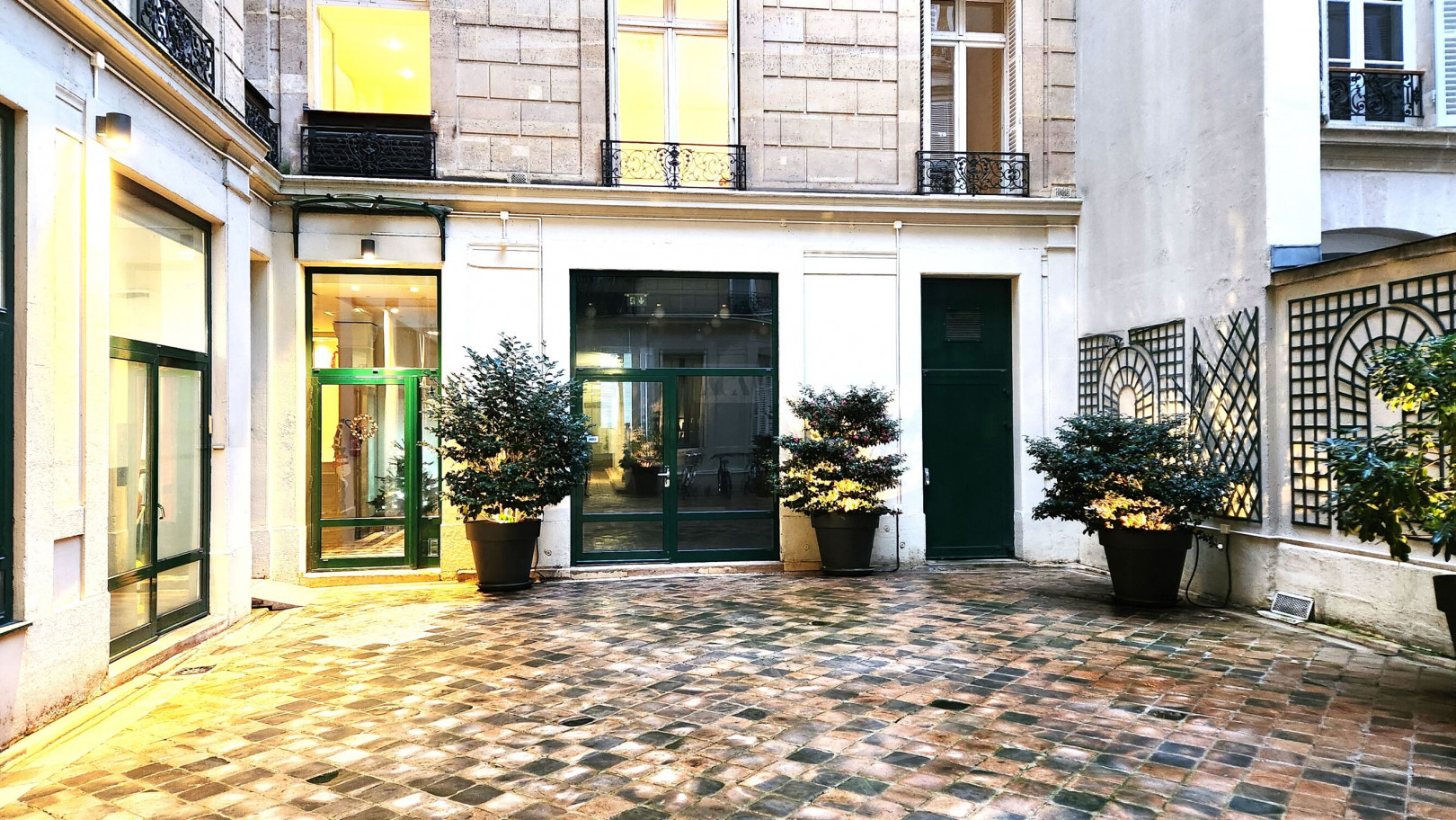 
                                                Location
                                                 Location Bureaux Paris 75008