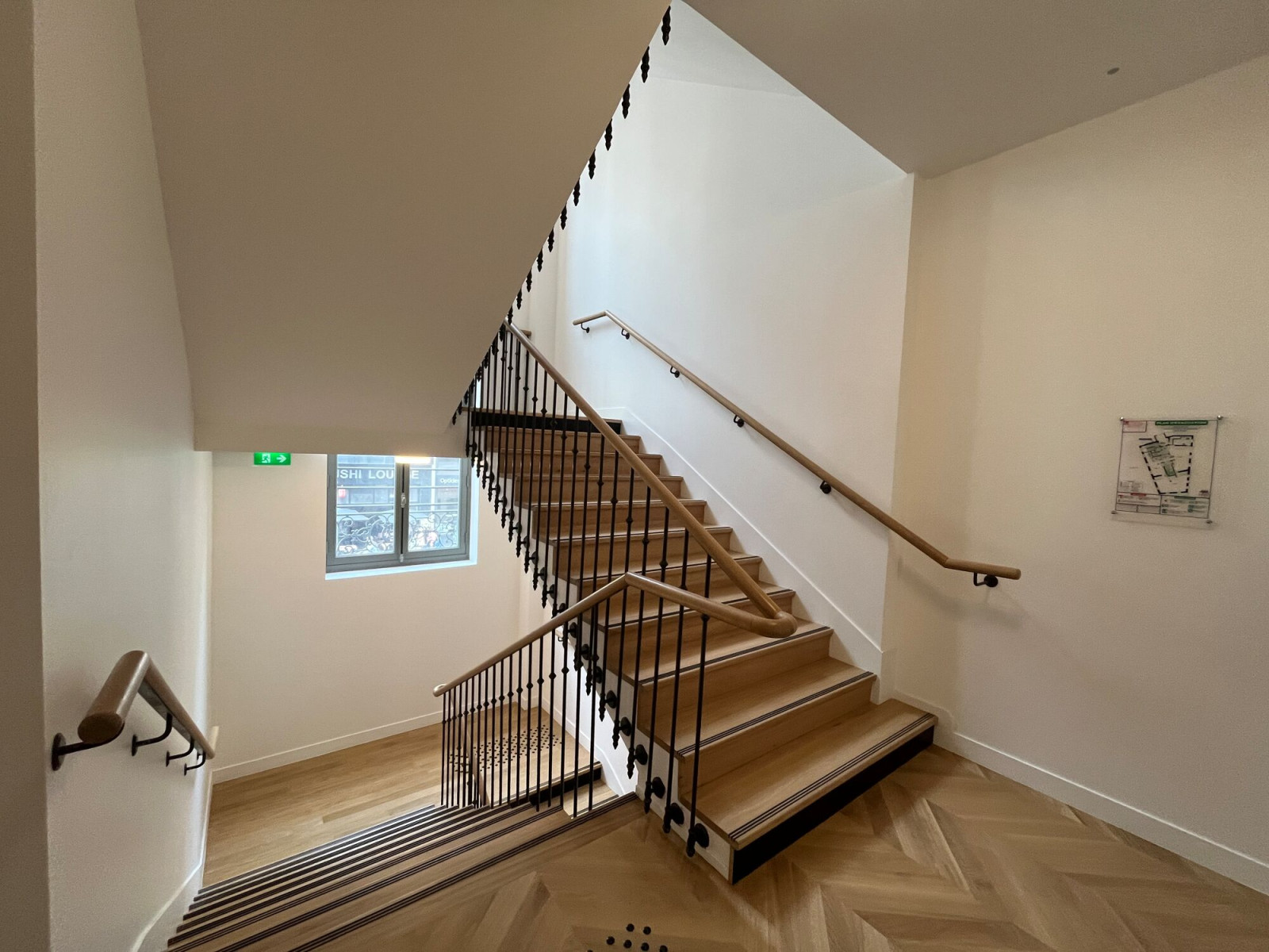 
                                                Location
                                                 Location Bureaux Paris 75008