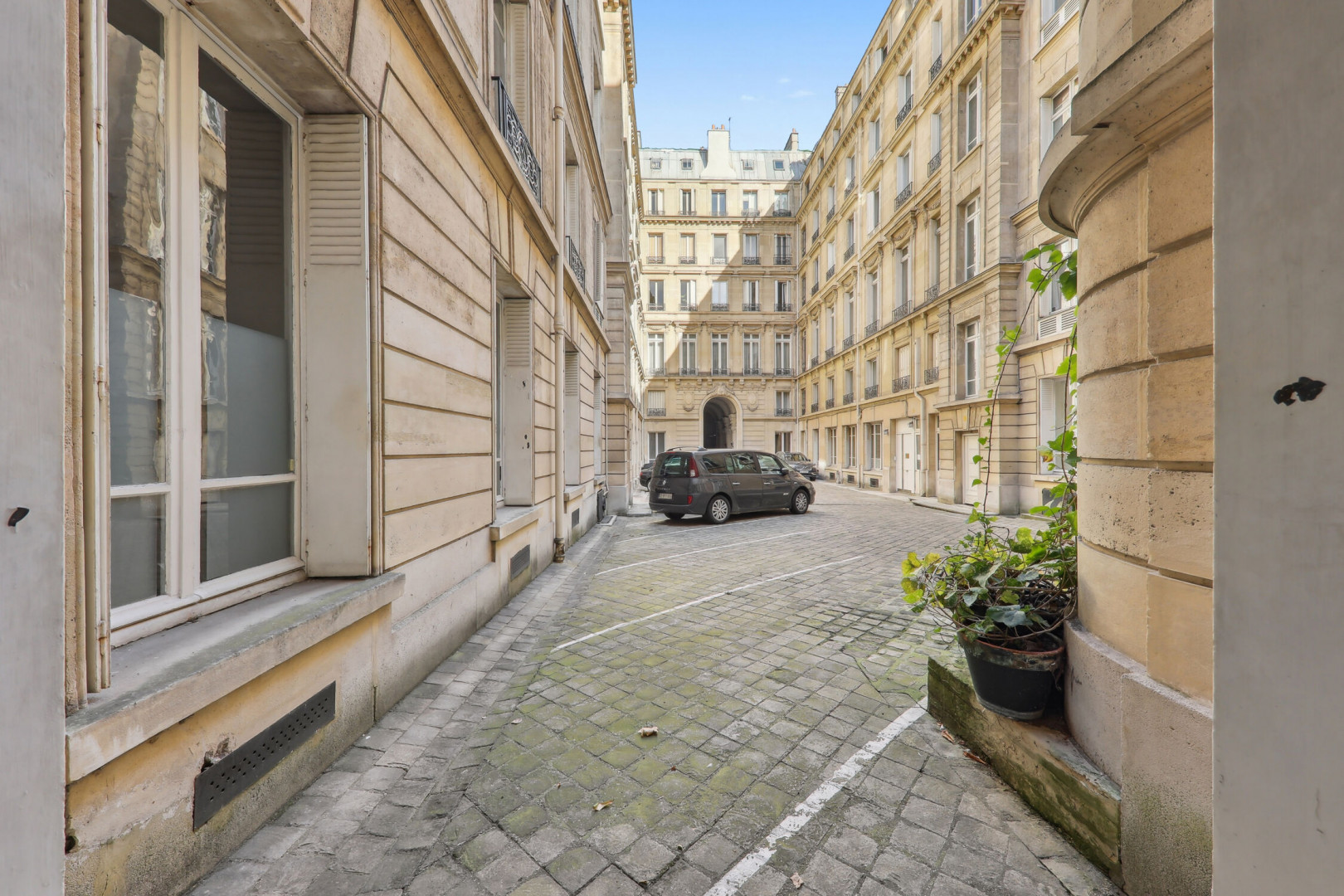 
                                                Location
                                                 Location Bureaux Paris 75008
