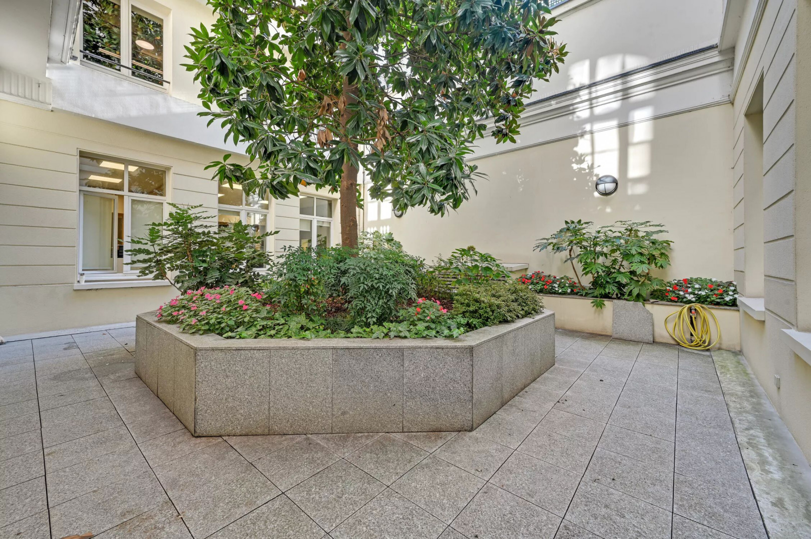 
                                                Location
                                                 Location Bureaux Paris 75008