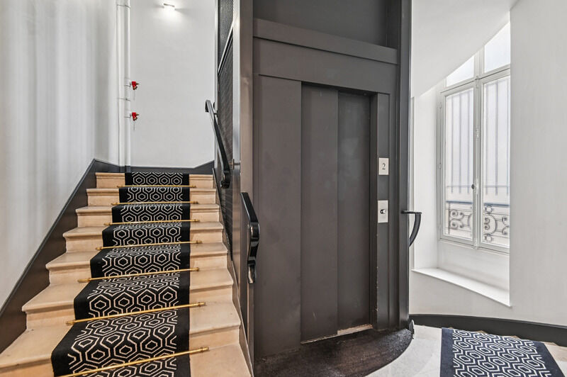 
                                                Location
                                                 Location Bureaux Paris 75008