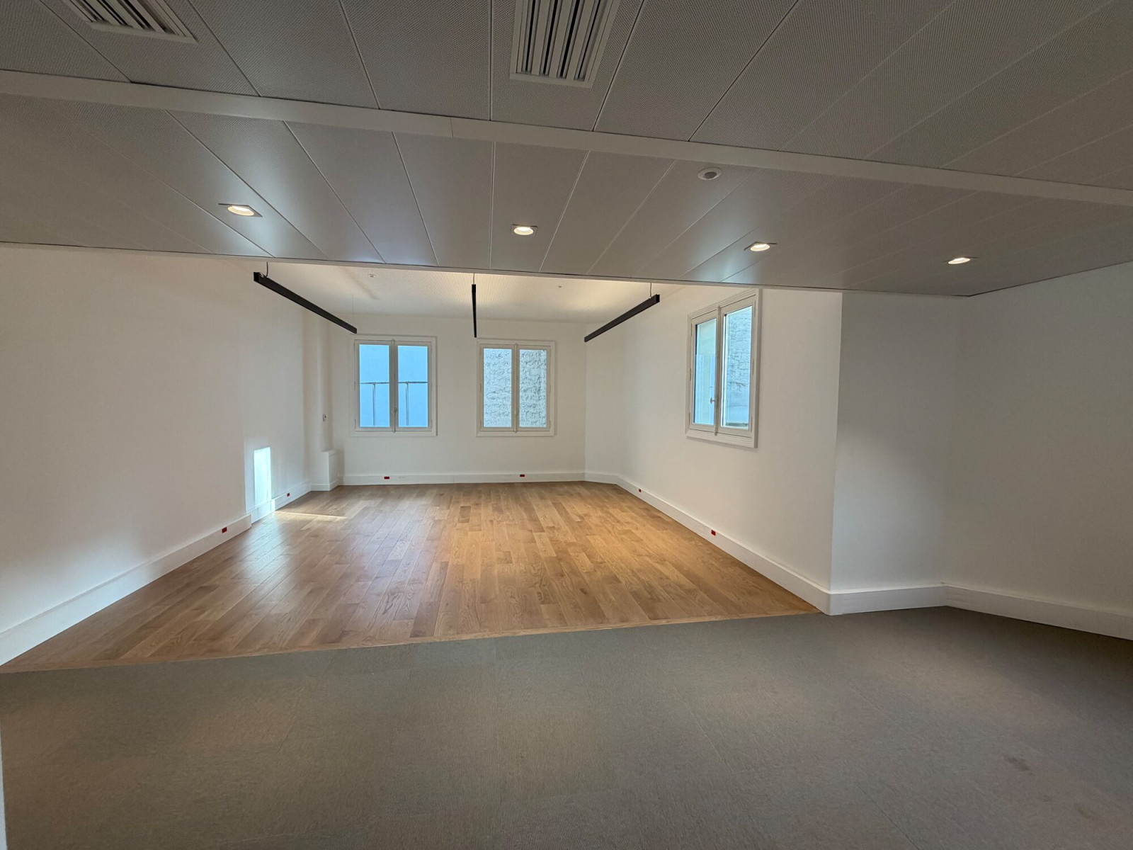 
                                                Location
                                                 Location Bureaux Paris 75008