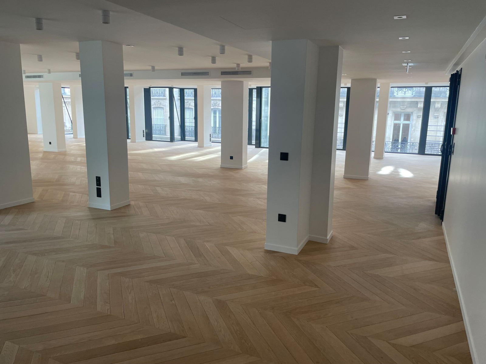 
                                                Location
                                                 Location Bureaux Paris 75008