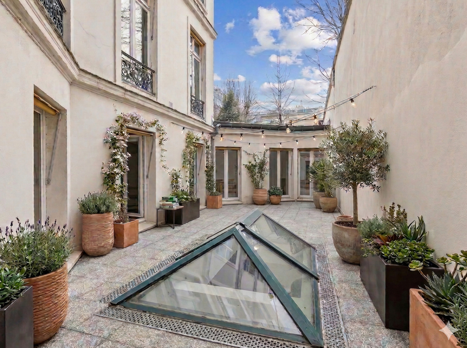 
                                                Location
                                                 Location Bureaux Paris 75008