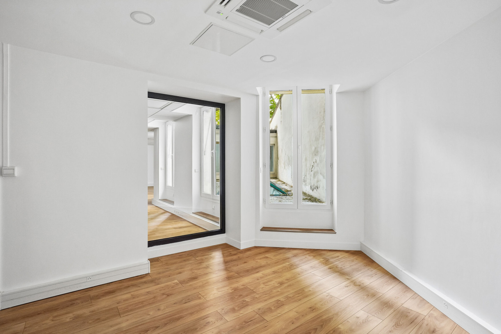 
                                                Location
                                                 Location Bureaux Paris 75008