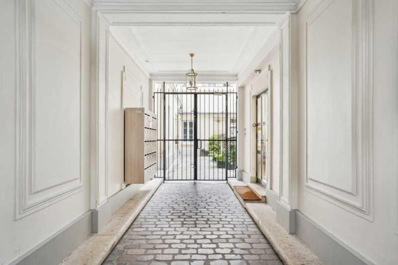 
                                                Location
                                                 Location Bureaux Paris 75008