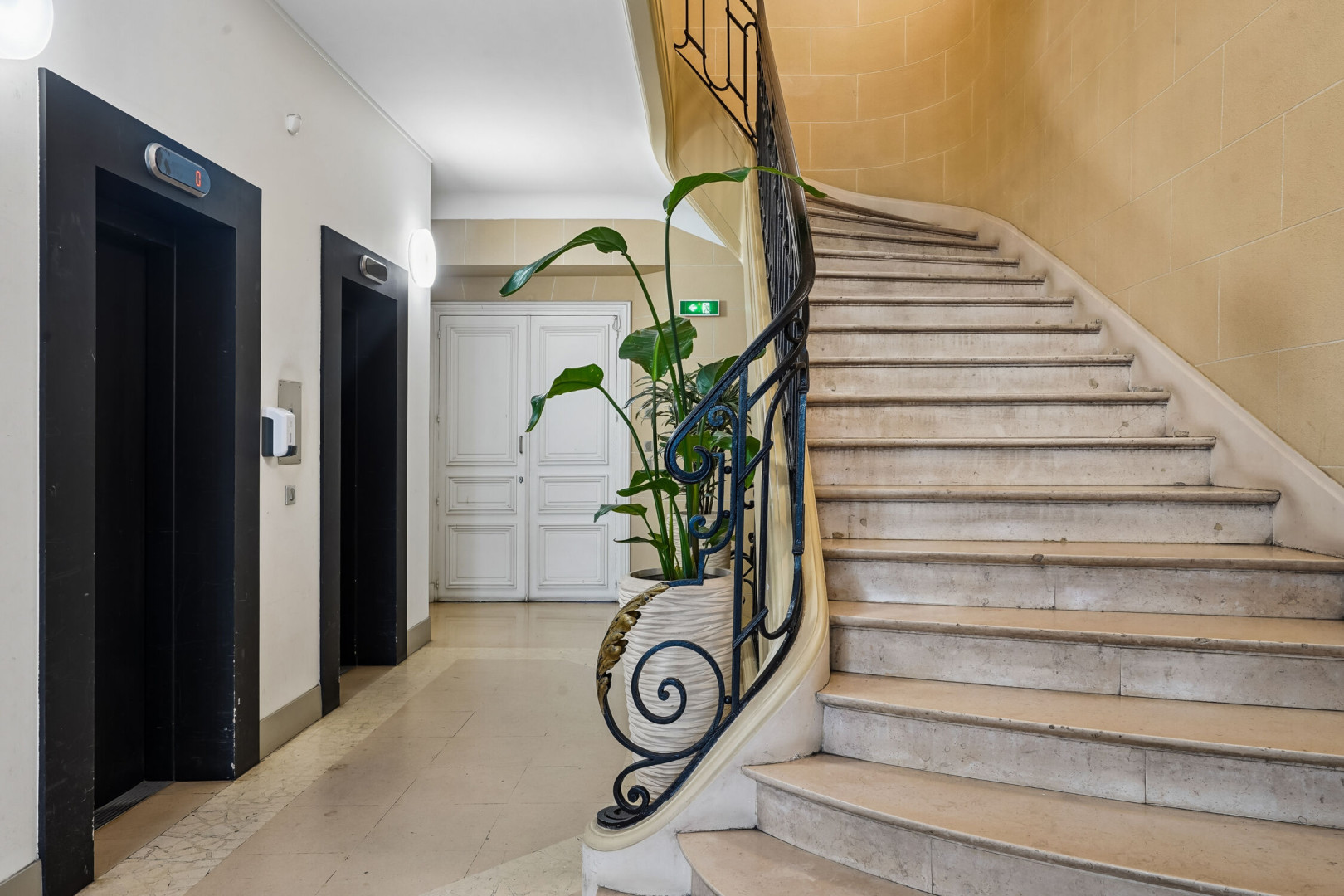 
                                                Location
                                                 Location Bureaux Paris 75008