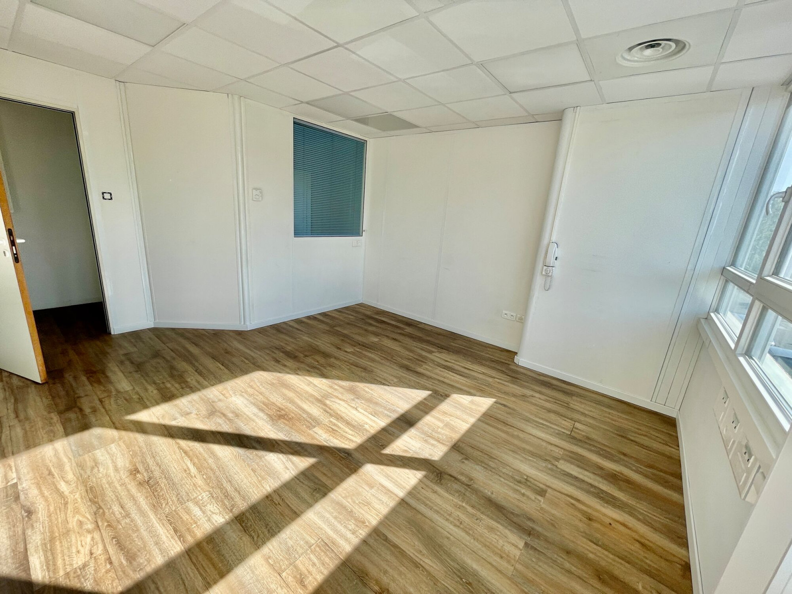 
                                                Location
                                                 Location Bureaux Vitrolles 13127