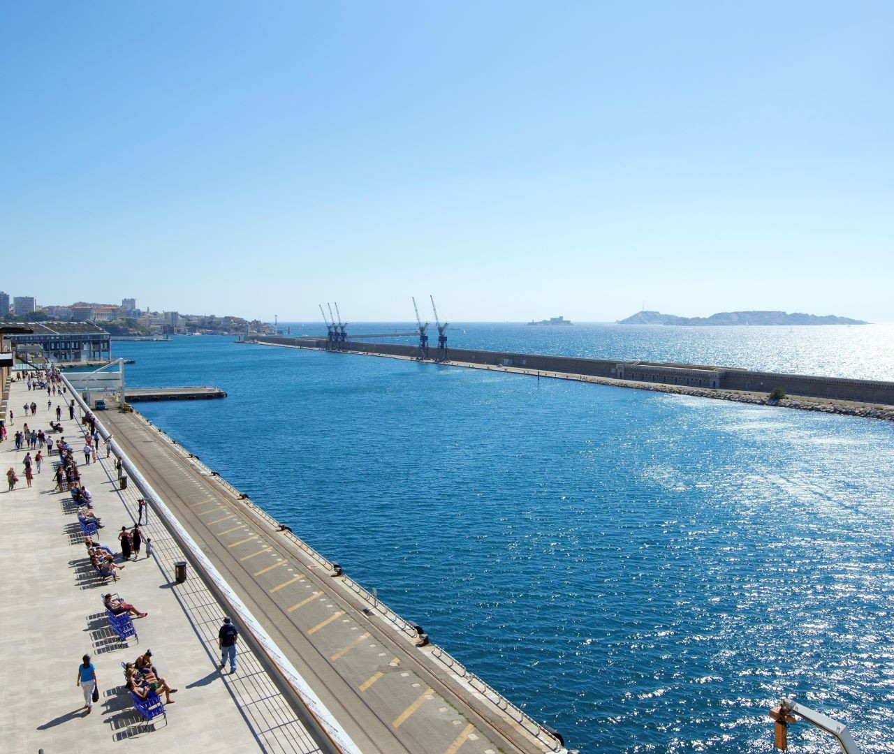 
                                                Location
                                                 Location de bureaux de coworking de 800 m², Quartier Central des Affaires Euroméditerranée à Marseil