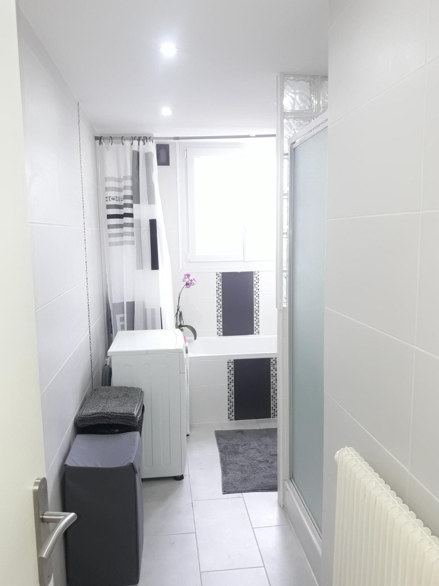 
                                                Colocation
                                                 Location d'un chambre meublée  parc de 33 hectares