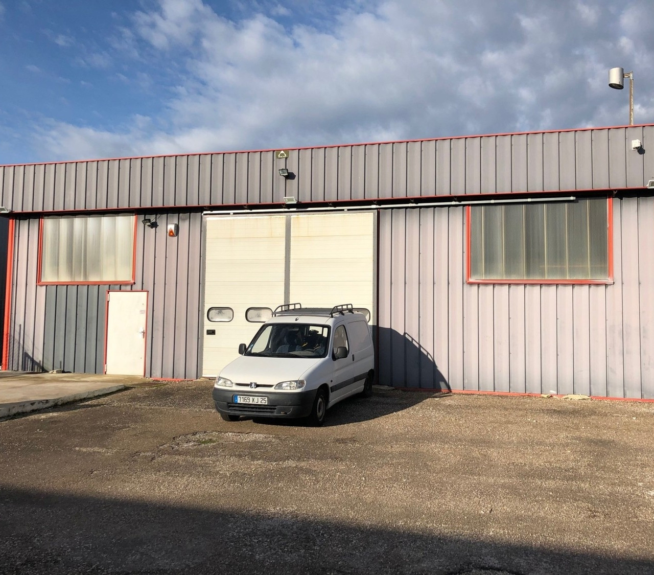 
                                                Location
                                                 Location d'un local d'activités d'une surface de 210 m² à Besançon