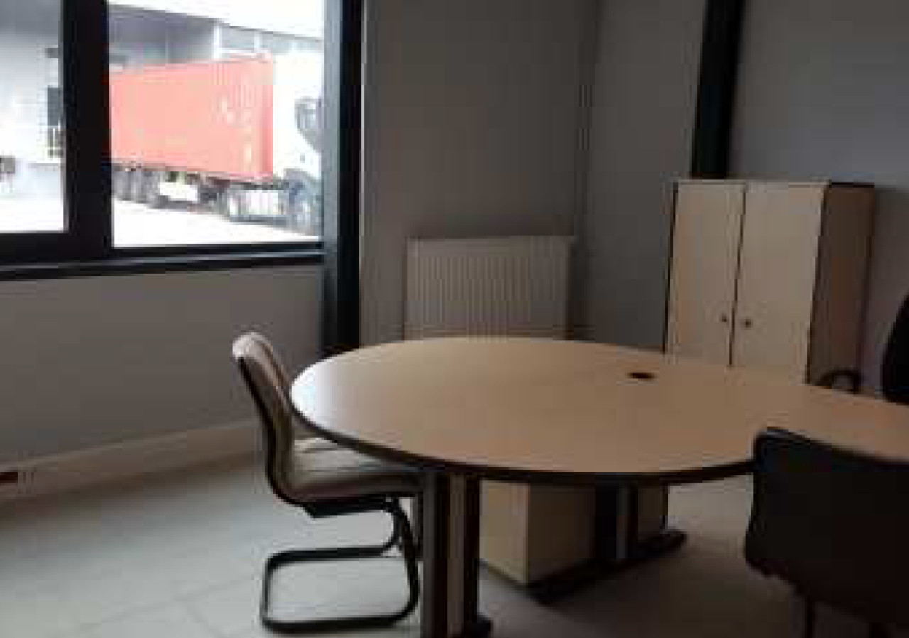 
                                                Location
                                                 Location d'une entrepôt/atelier d'une surface de 4 000 m² proche d'Auxerre
