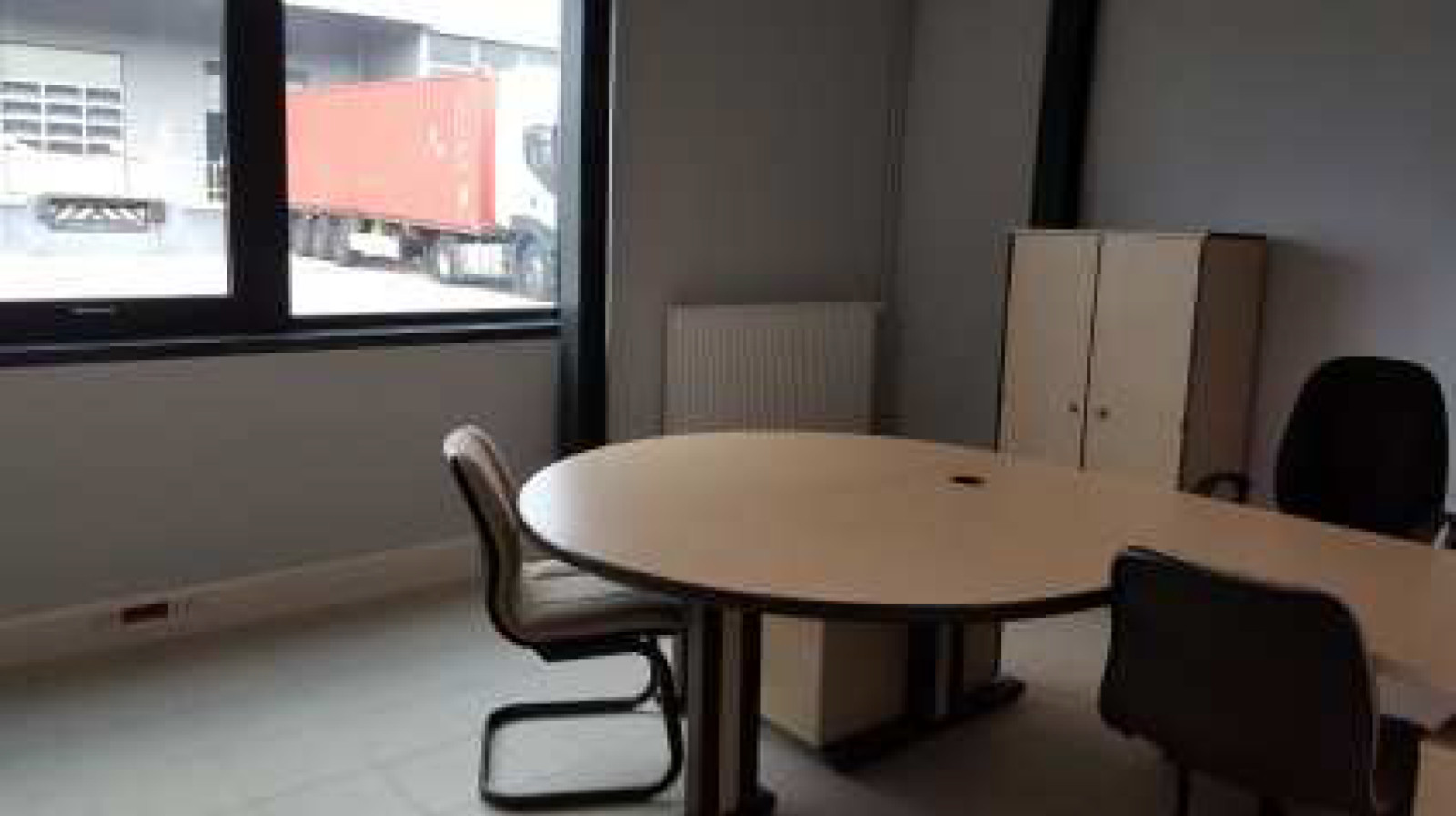 
                                                Location
                                                 Location d'une entrepôt/atelier d'une surface de 4 000 m² proche d'Auxerre