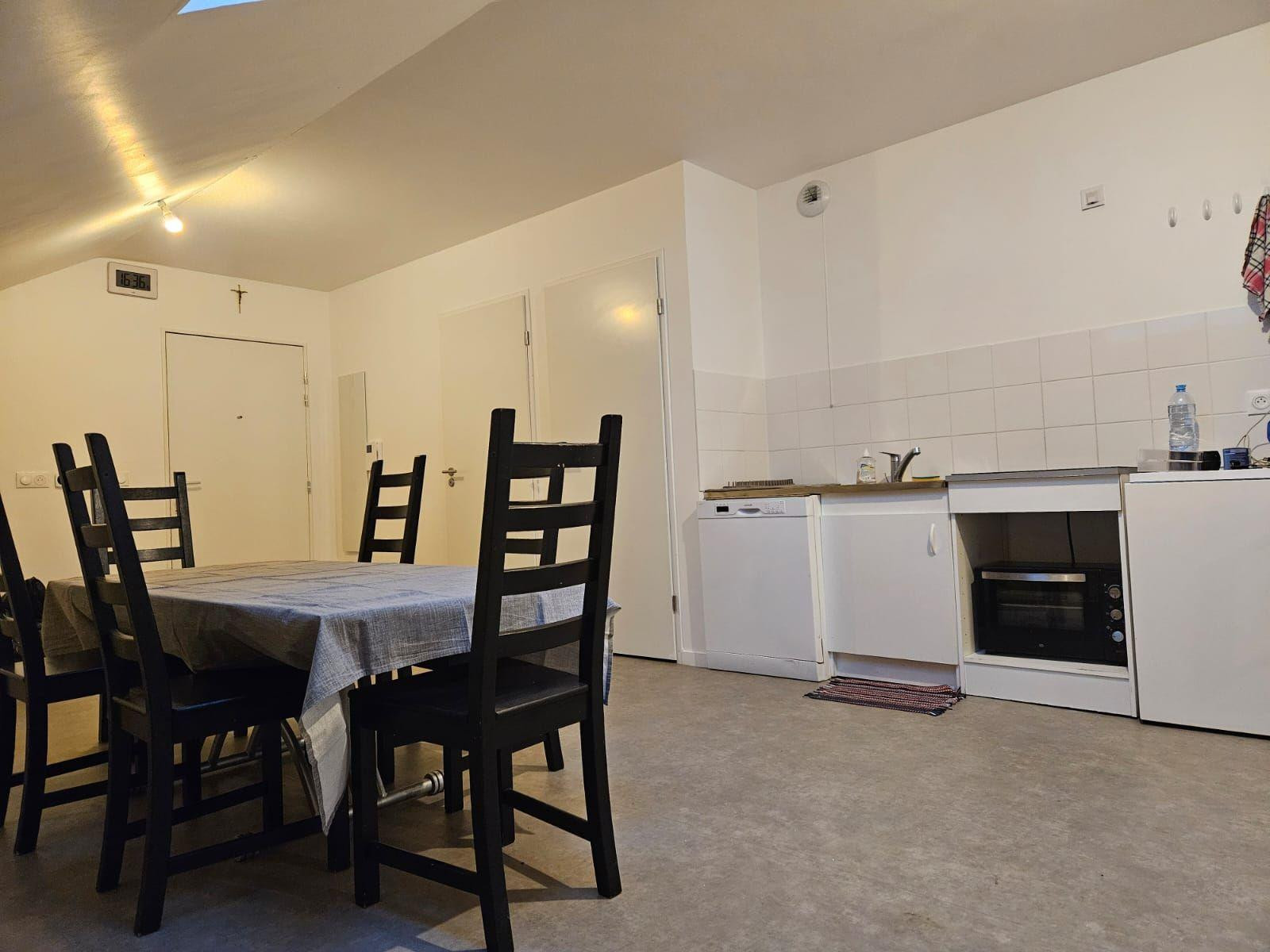 
                                                Location
                                                 Location grand appartement meublé familial