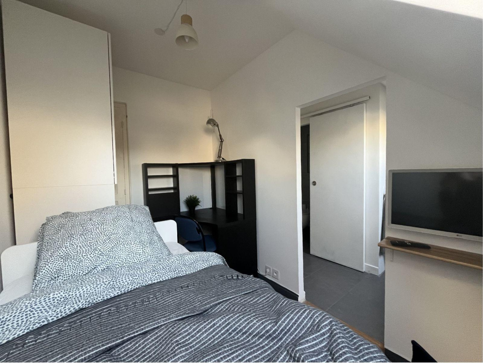 
                                                Location
                                                 Location meublée 13m² - Porte Dauphine/Etoile
