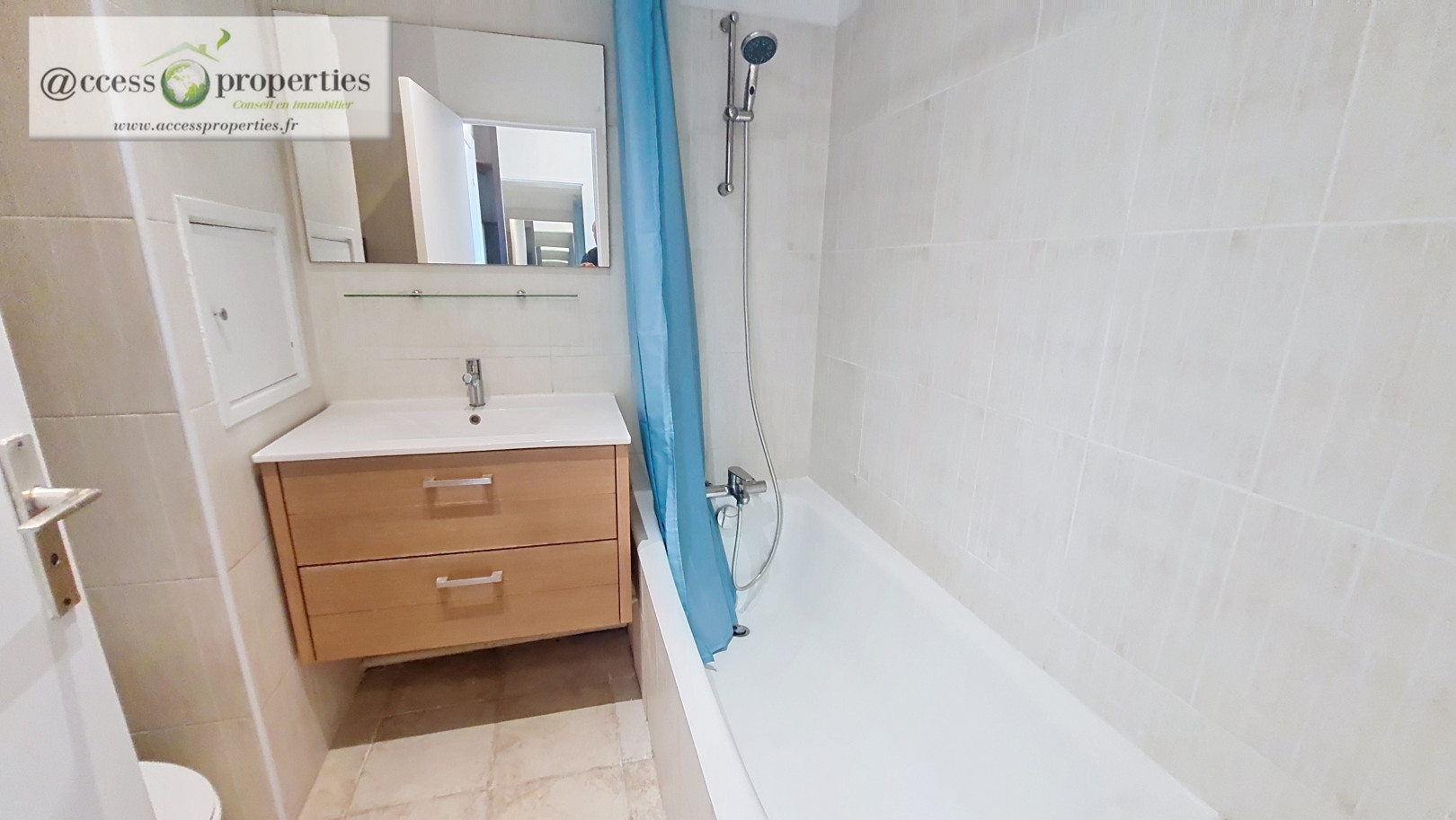
                                                Location
                                                 LOCATION MEUBLEE A L'ANNEE - studio avec loggia vue mer, parking