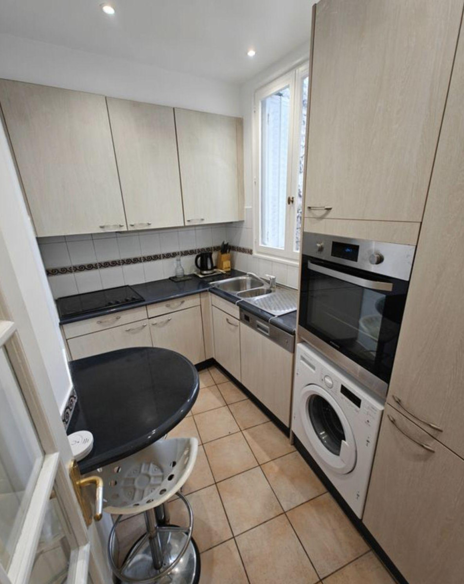 
                                                Location
                                                 Location meublée appartement 2 pieces 21av Hoche