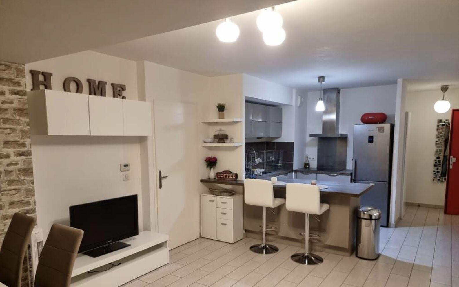 
                                                Location
                                                 Location meublée appartement 3 pièces 65 m²