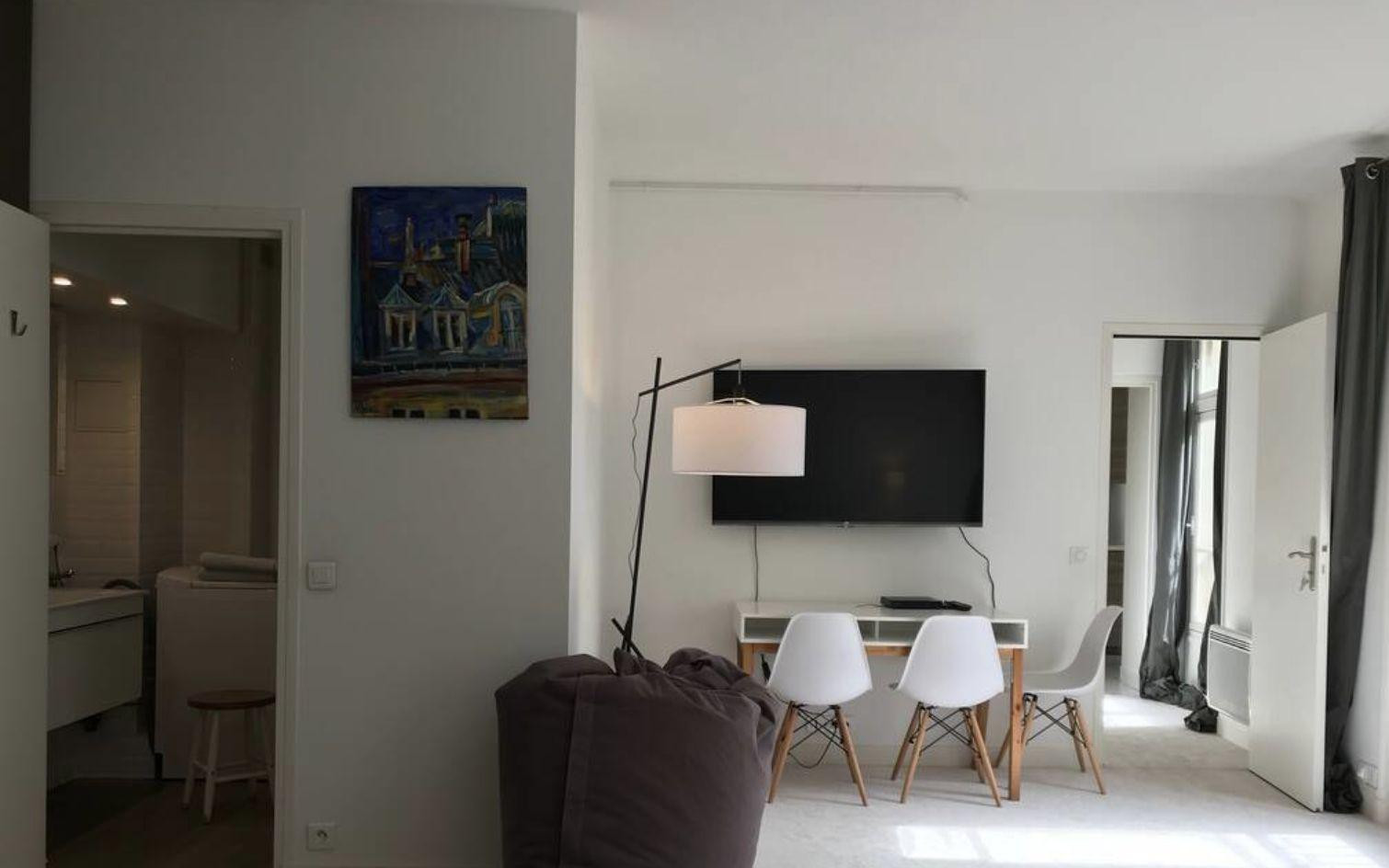 
                                                Location
                                                 Location meublée studio 40 m² Paris 7E