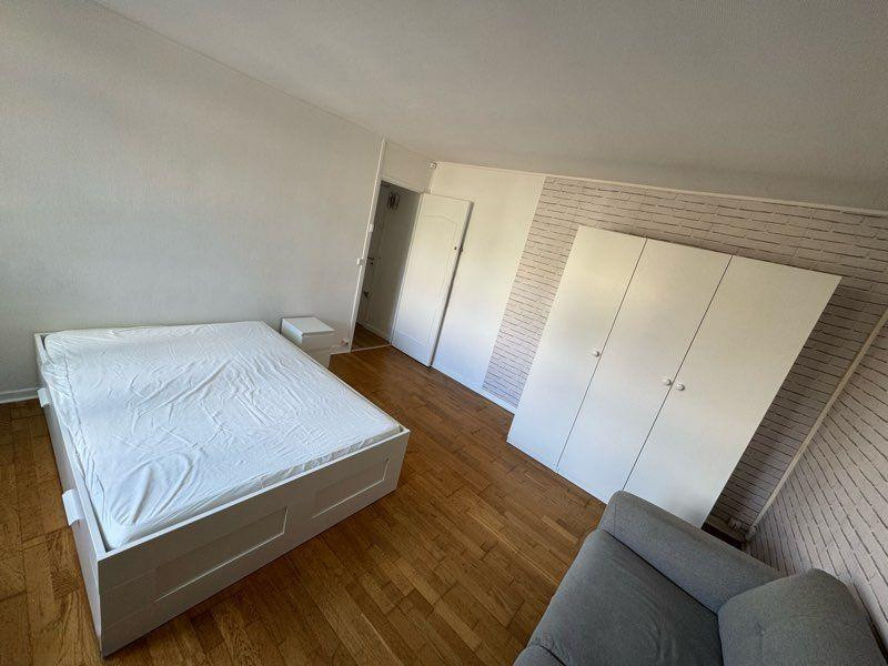 
                                                Location
                                                 Location St Cloud 4 pièces donc 3 chambres