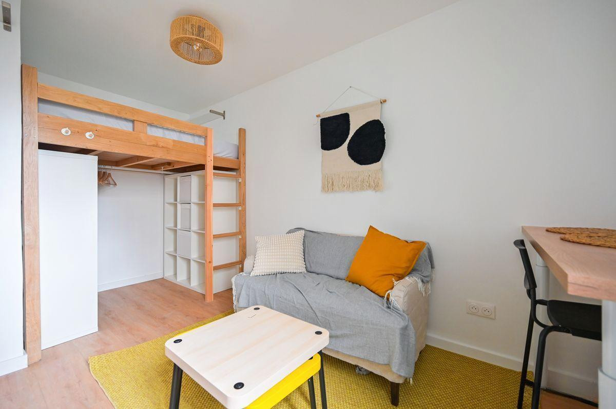 
                                                Location
                                                 Location studio lumineux refait à neuf équipé
