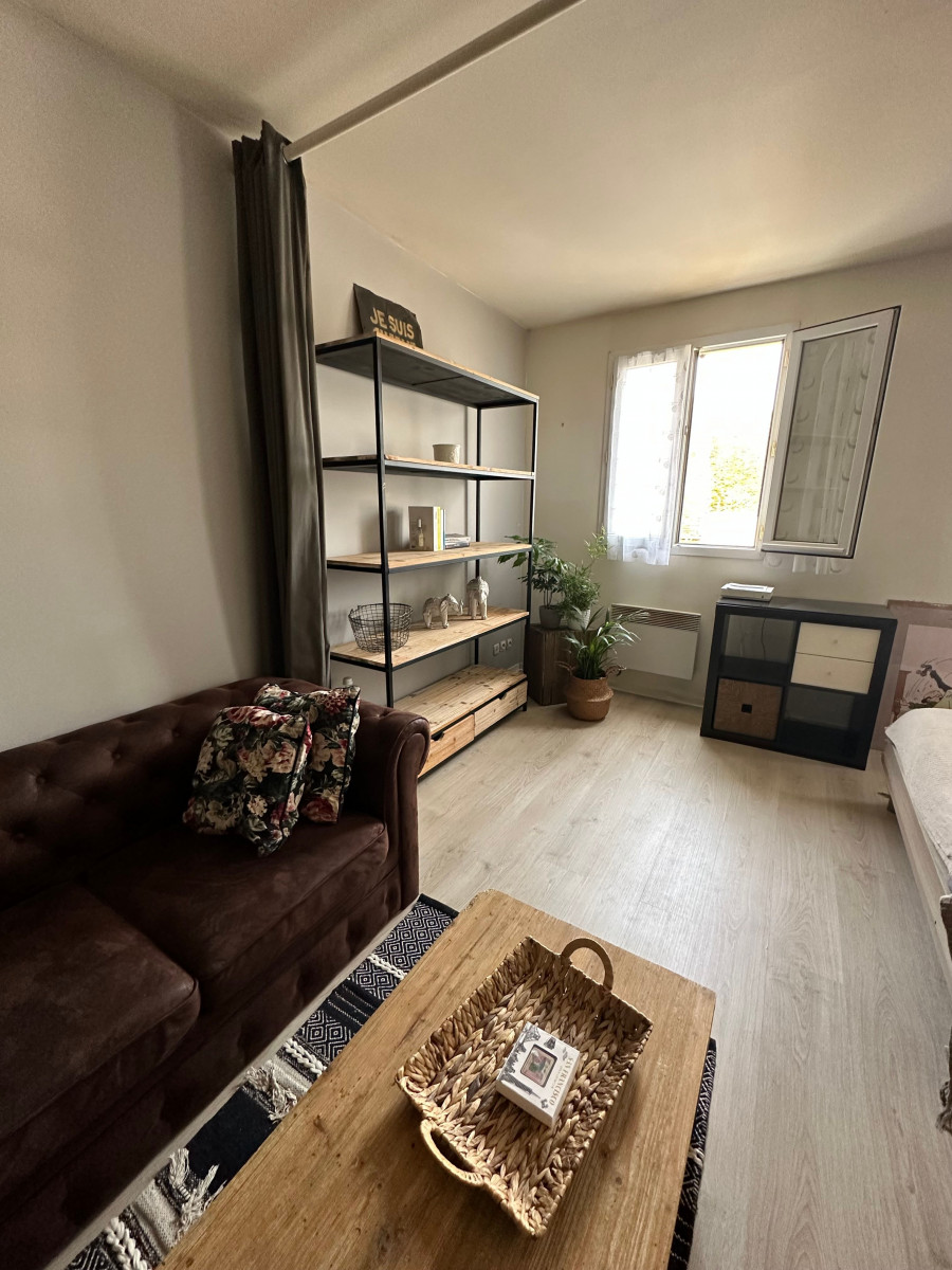 
                                                Location
                                                 Location studio meublé (loyer tout inclus)