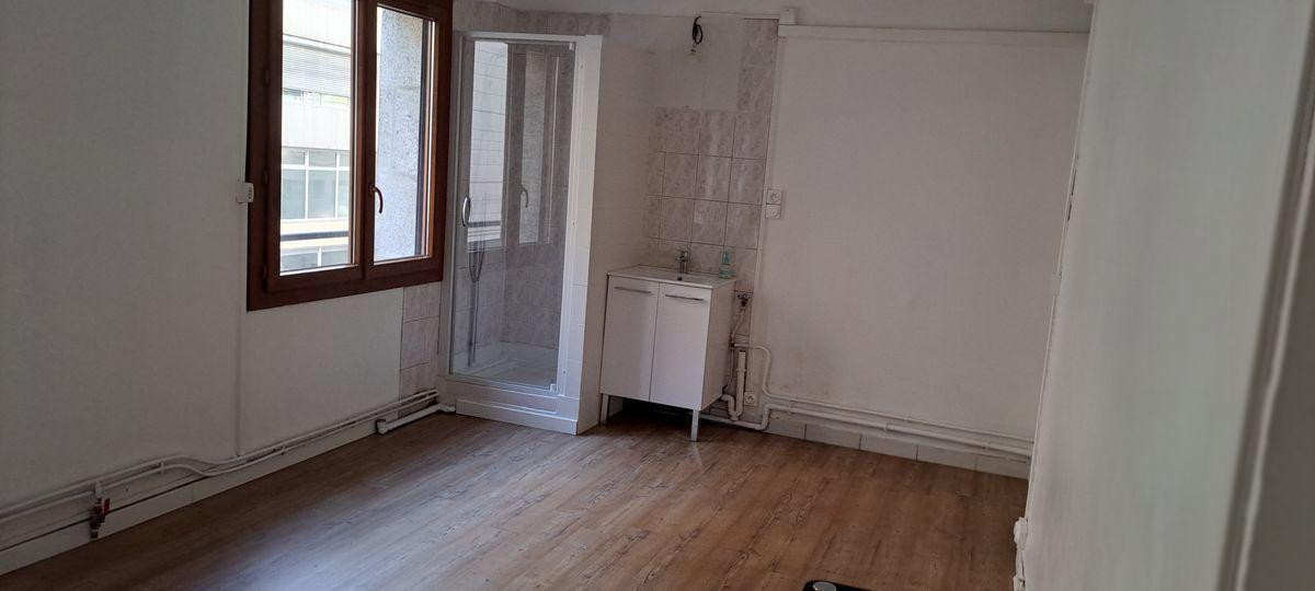
                                                Location
                                                 Location studio non meublé