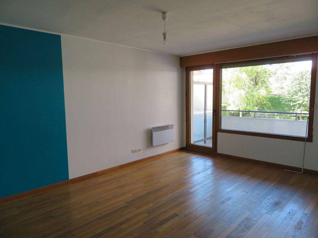 
                                                Location
                                                 Location studio Paris 1ème Promenade Plantée