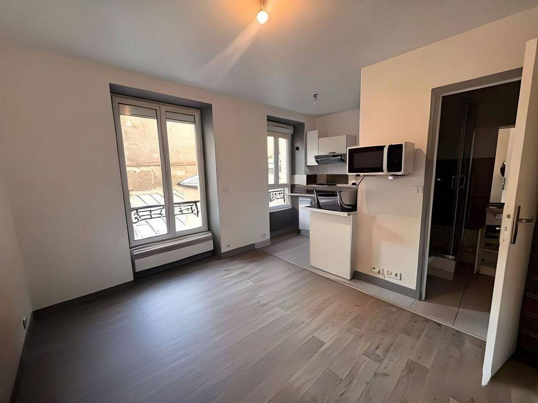 
                                                Location
                                                 Location studio Paris 20e 20m²