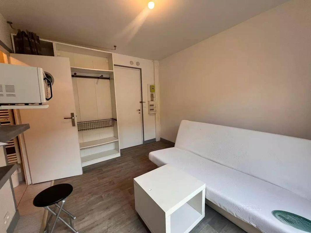 
                                                Location
                                                 Location studio Paris 20e 20m²