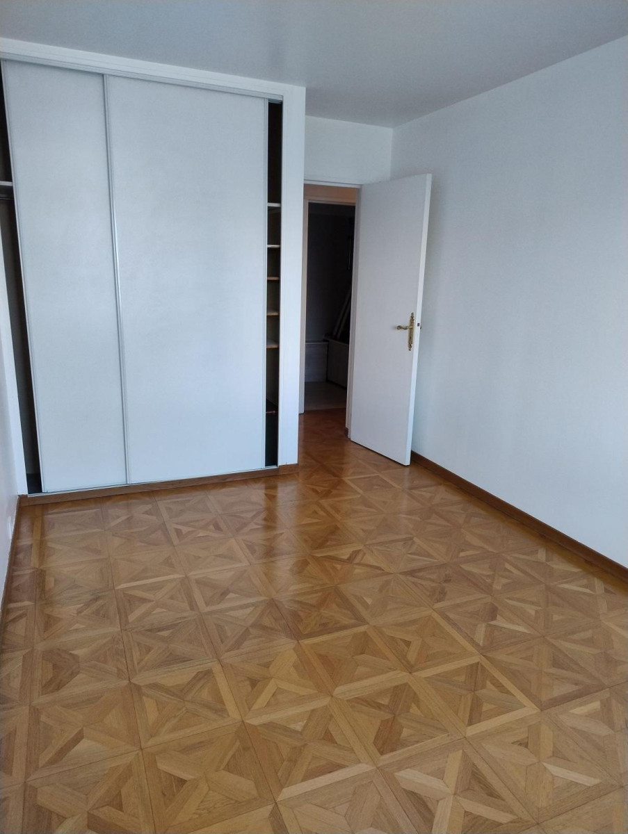 
                                                Location
                                                 Location vide grand T2  très lumineux à Vincennes