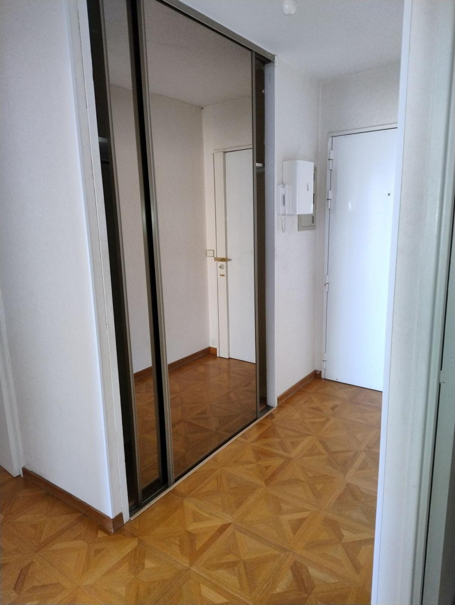 
                                                Location
                                                 Location vide grand T2  très lumineux à Vincennes