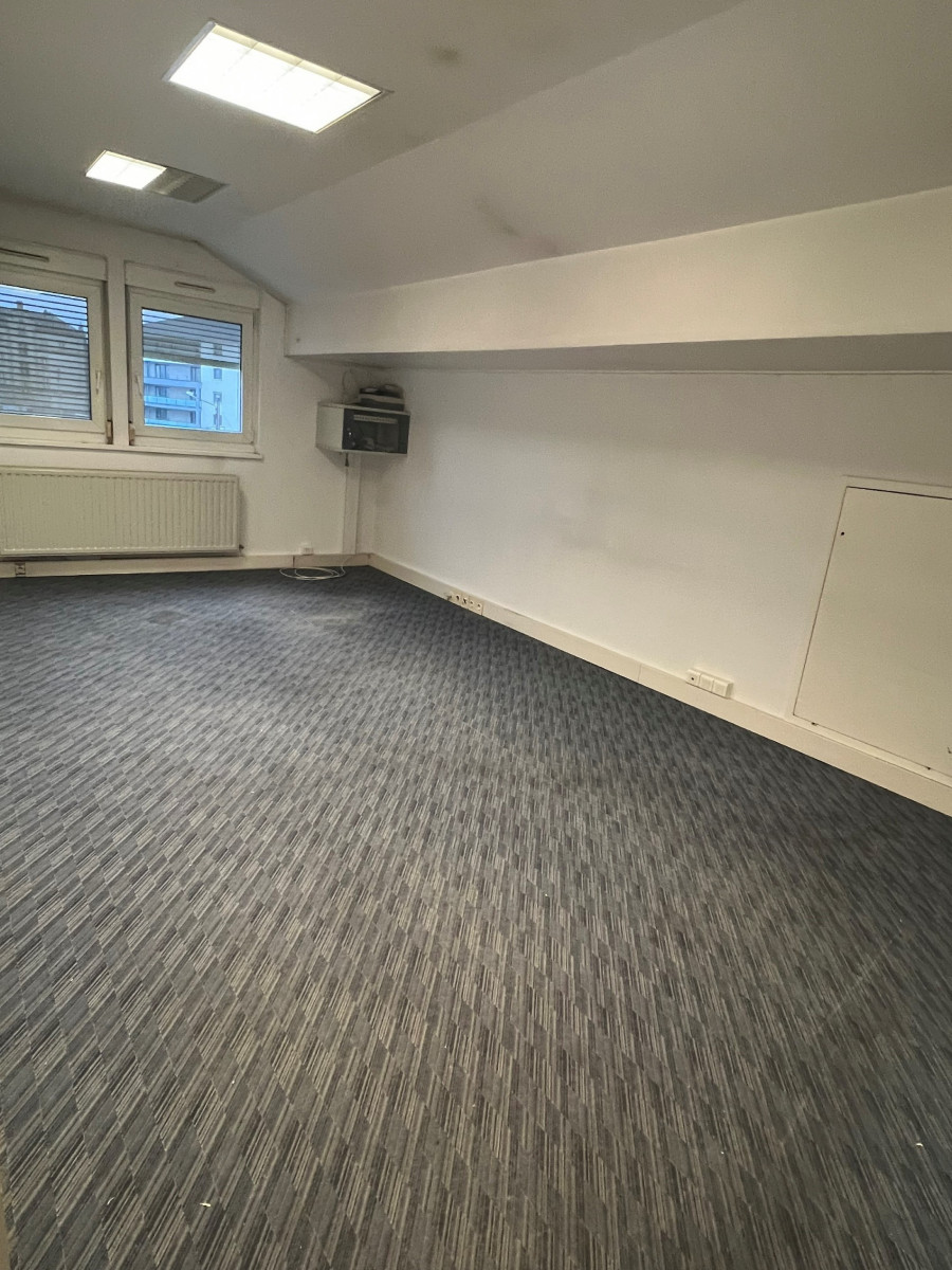 
                                                Location
                                                 LOCAUX BAN ST MARTIN