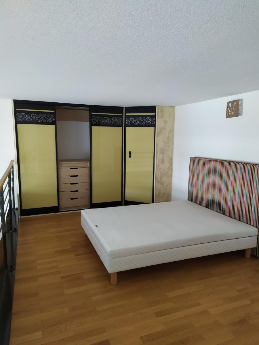 
                                                Location
                                                 Loft 87 m2 meublé caserne de Bonne