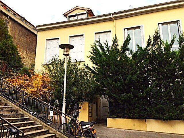 
                                                Location
                                                 LOFT avec terrasse, atypique, beaucoup de cachet