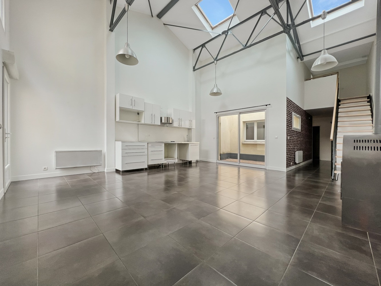 
                                                Vente
                                                 LOFT de 102m² à louer