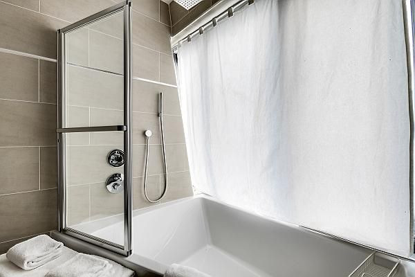 
                                                Location
                                                 Loft moderne et original au coeur du Marais (loyer tout inclus)