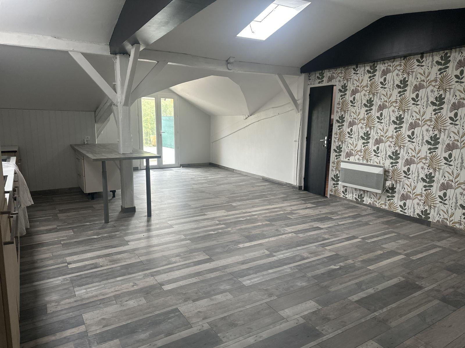 
                                                Location
                                                 Logement, atypique 110 m²