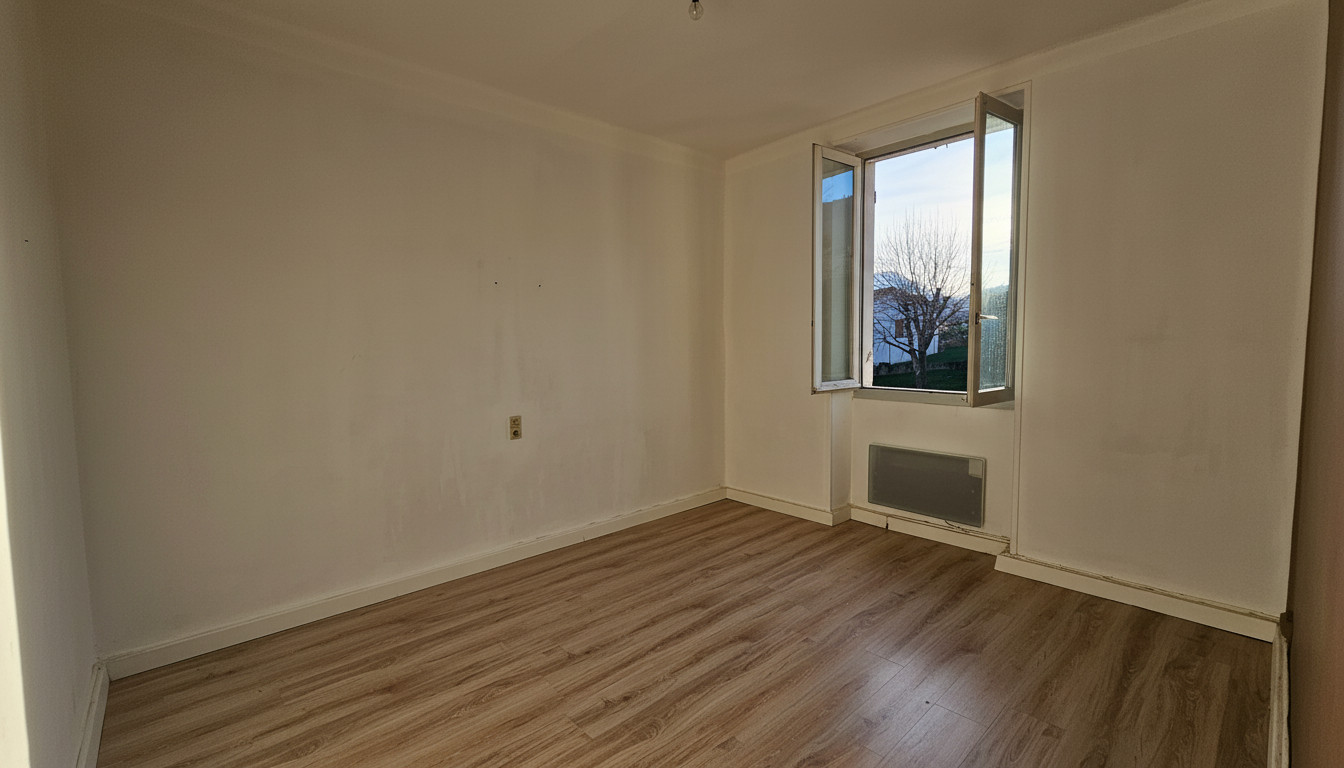 
                                                Vente
                                                 LOGEMENT AVEC JARDIN DE 190 M² AUX CITES GILETS