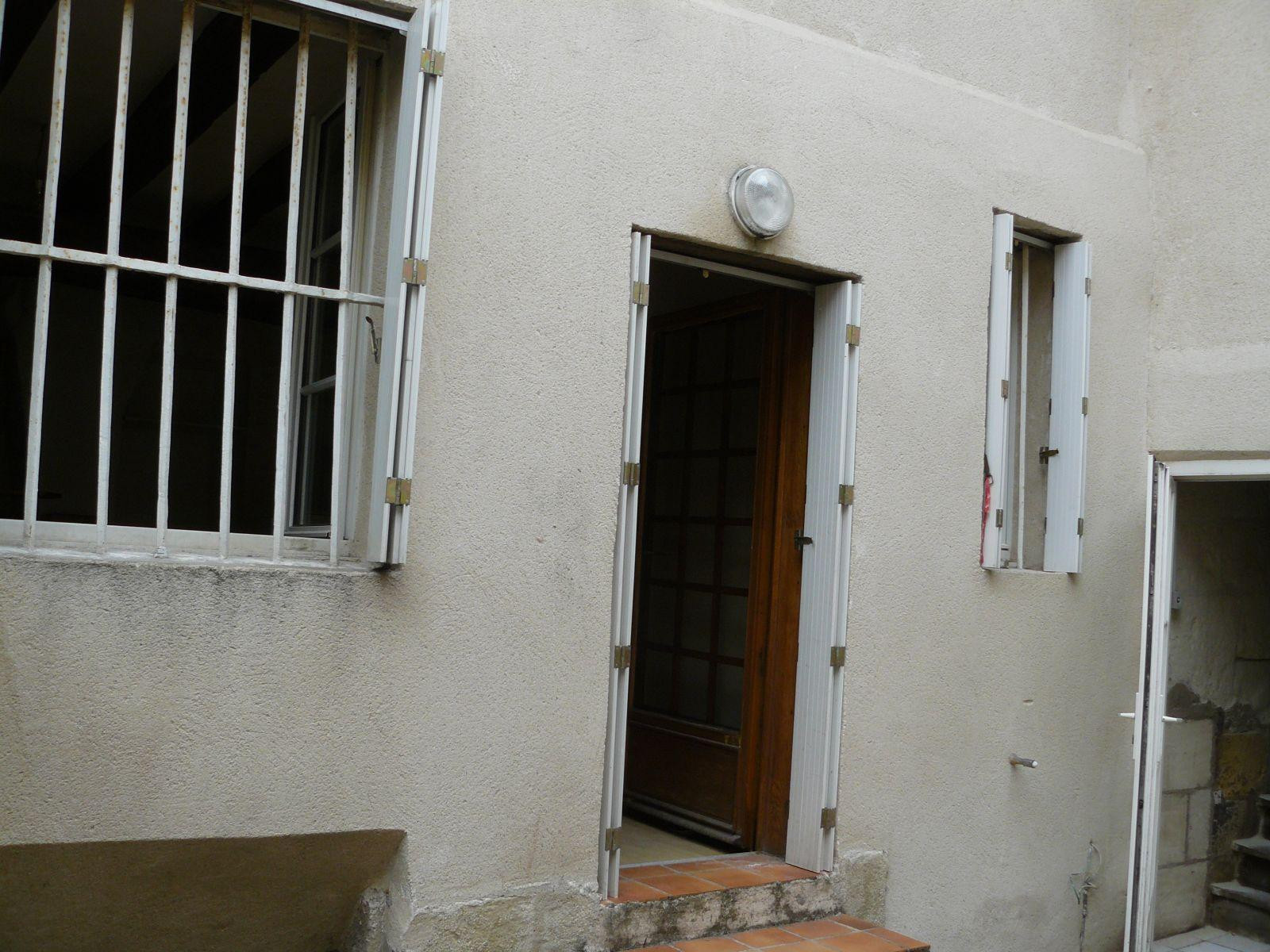 
                                                Location
                                                 Logement en rez de chaussée à 50 métres des halles