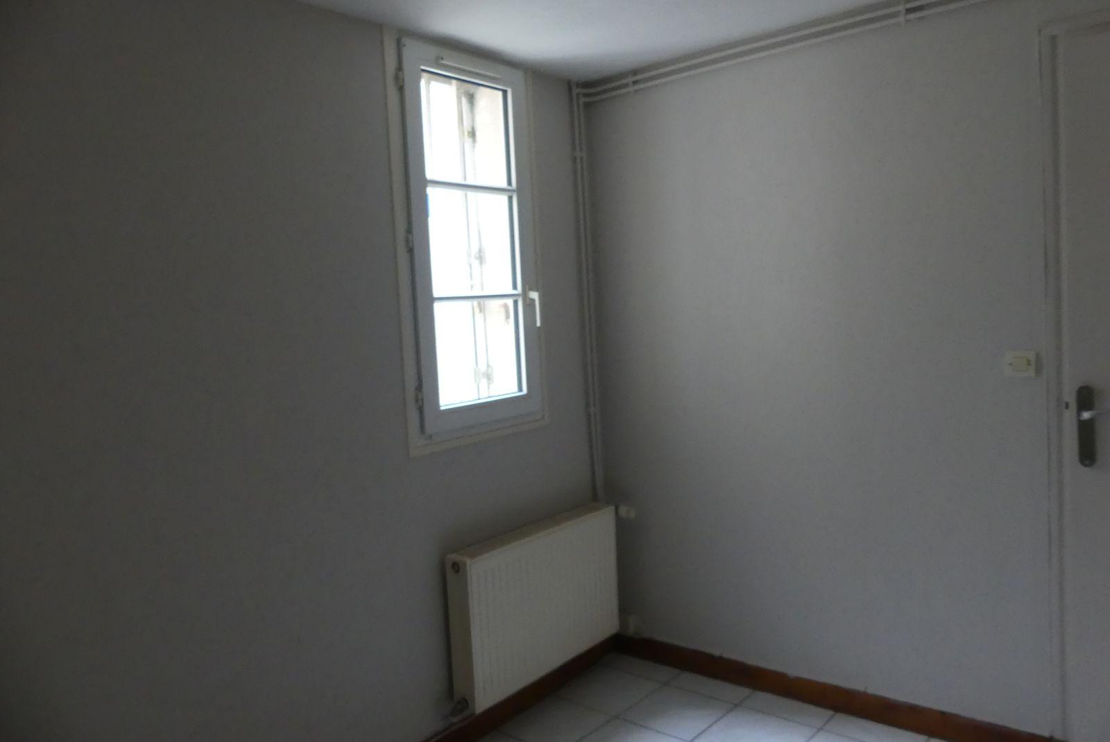 
                                                Location
                                                 Logement en rez de chaussée à 50 métres des halles