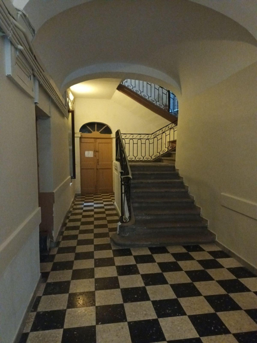 
                                                Location
                                                 Logement situé dans un bel immeuble bourgeois