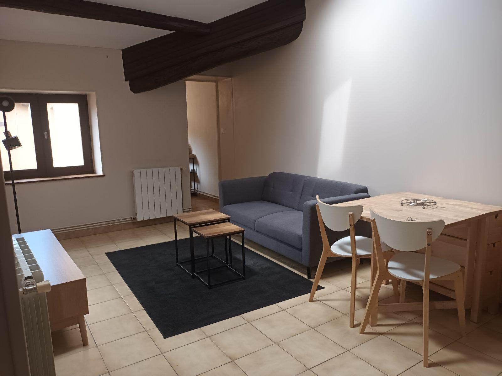 
                                                Location
                                                 Logement situé dans un bel immeuble bourgeois