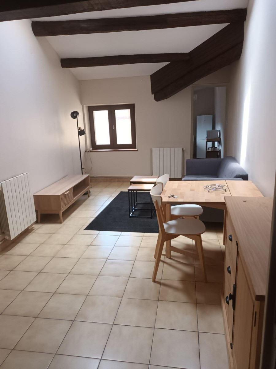 
                                                Location
                                                 Logement situé dans un bel immeuble bourgeois