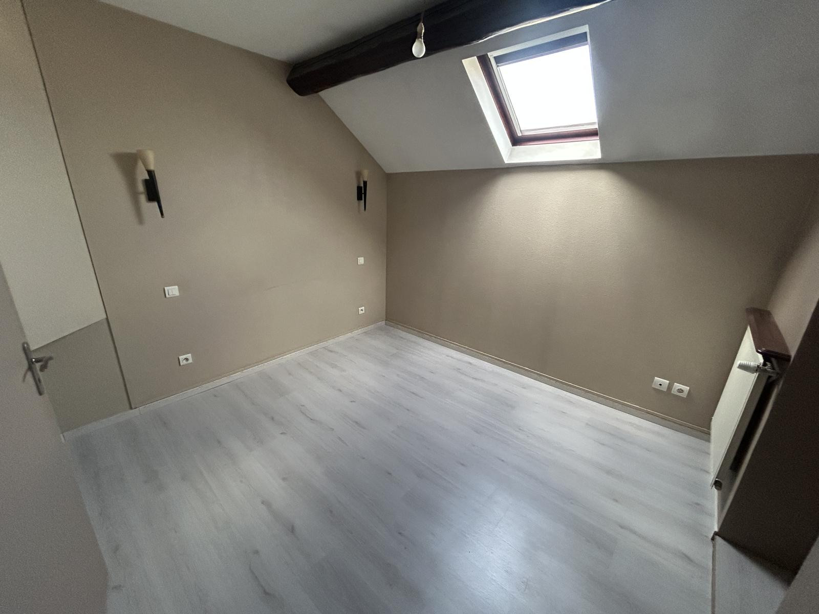 
                                                Location
                                                 Logement situé proche du centre dans une rue calme
