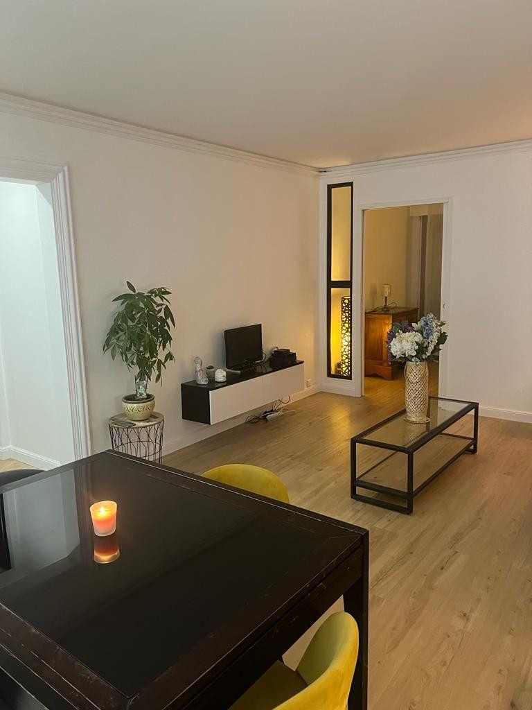 
                                                Location
                                                 Logement spacieux et lumineux